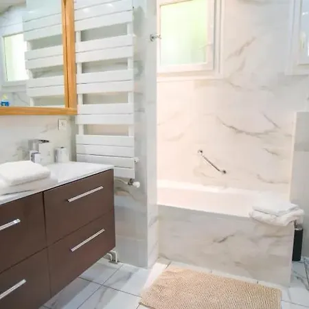 Superbe De Avec Piscine Chauffee Et Jacuzzi Proche Des Plages Вилла Ла-Тест-де-Бюш