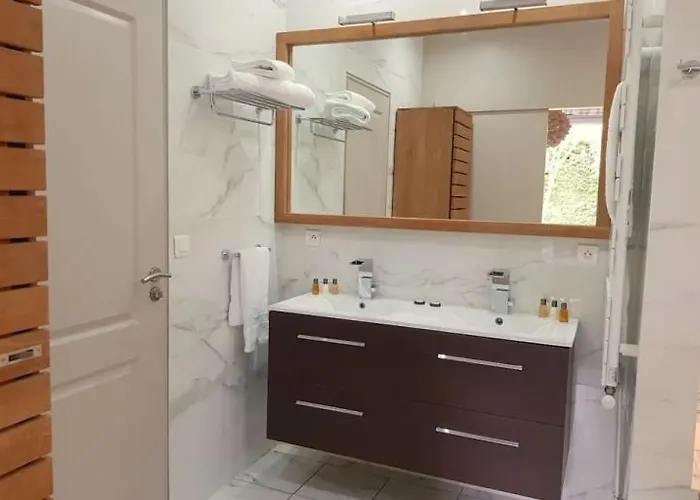 Superbe De Avec Piscine Chauffee Et Jacuzzi Proche Des Plages Villa *