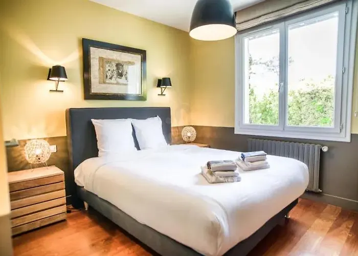 Superbe De Avec Piscine Chauffee Et Jacuzzi Proche Des Plages